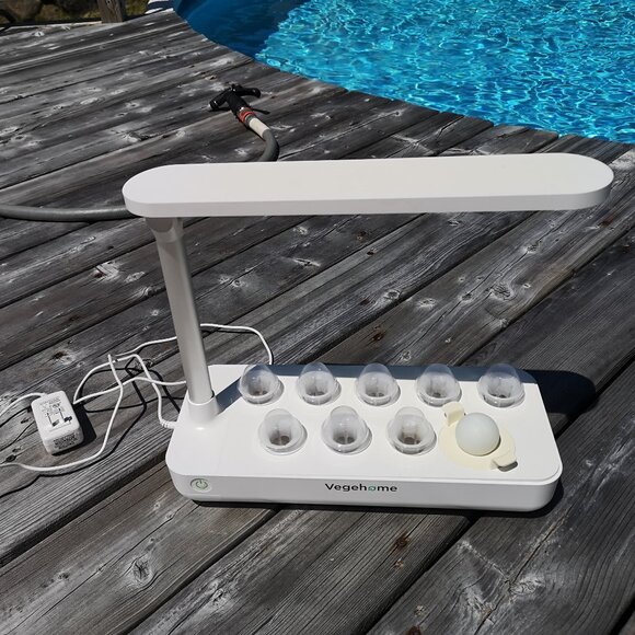 Vegehome Hydroponic Garden System  - 8 pods - Picture 1 of 3